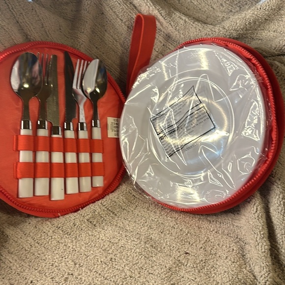 Sunny Life Picnic for 2 zipper kit - 2 plastic plates/ Silverware - Picture 1 of 4